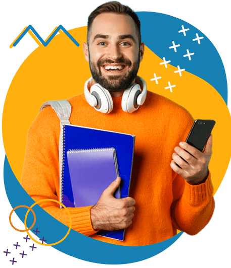 Homem branco, olhos claros, com um headphone branco no pescoço, usando um casaco laranja, com uma mochila cinza clara pendurada no ombro direito, segurando um celular na mão esquerda e cadernos na mão direita enquanto sorri