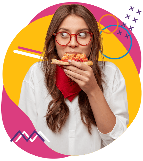 Mulher branca, cabelo liso e loiro escuro, usando um óculos de grau com armação vermelha, lenço vermelho do pescoço e blusa de meia manga branca, comendo uma fatia de pizza