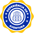 Selo com uma mochila no centro representando as experiências de aventura